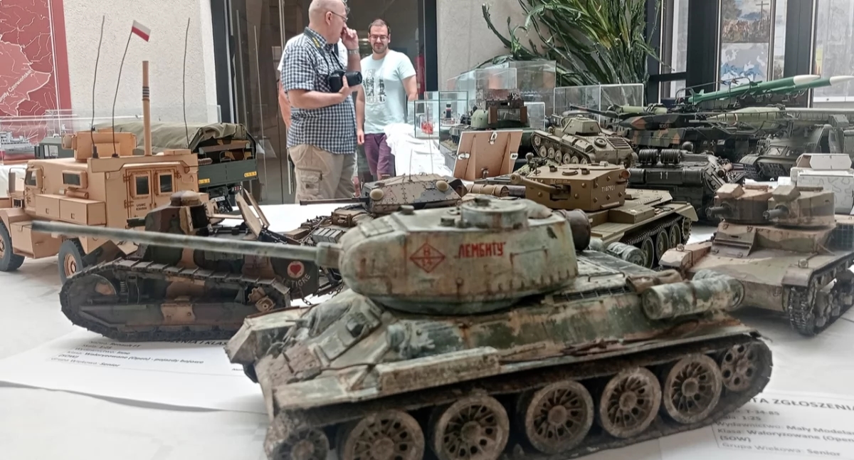 The fascinating world of cardboard models. A piece of history [PHOTOS]