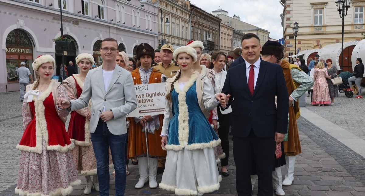 650 couples danced the polonaise on the Market Square in Jarosław [PHOTOS]