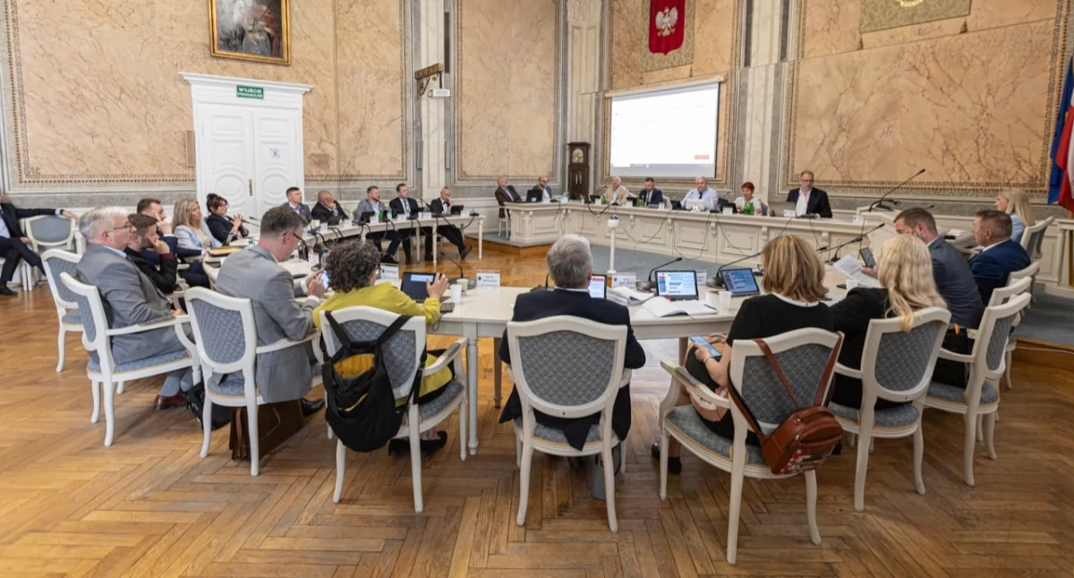 Oltre 8 ore di discussione... Il presidente Bakun con voto di fiducia e dimissioni