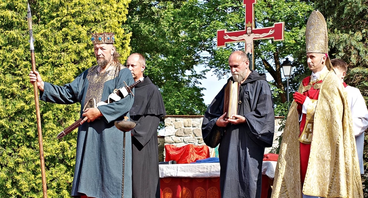 Festival do Castelo de Kazimierzowski. Reconstituição da coroação de Bolesław, o Bravo, como o primeiro rei da Polônia [FOTOS]