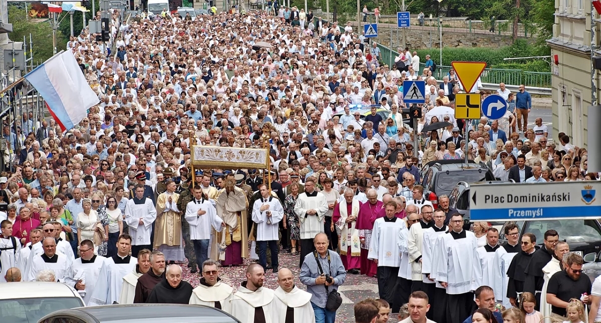 Uma procissão eucarística de vários milhares para quatro altares. Comemoração do Corpus Christi de 2025 em Przemyśl.