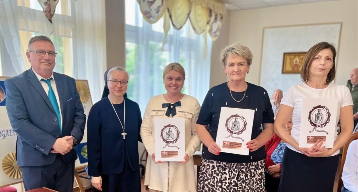 Intergenerationele vrijdagen bij DPS. Leerlingen van de basisschool in Krasiczyn bezoeken al 10 jaar senioren [GALERIJ]