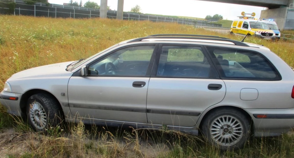 Un uomo di 39 anni guidava con oltre il 4 per mille di alcol nel sangue. Viaggiava con una donna e un bambino.