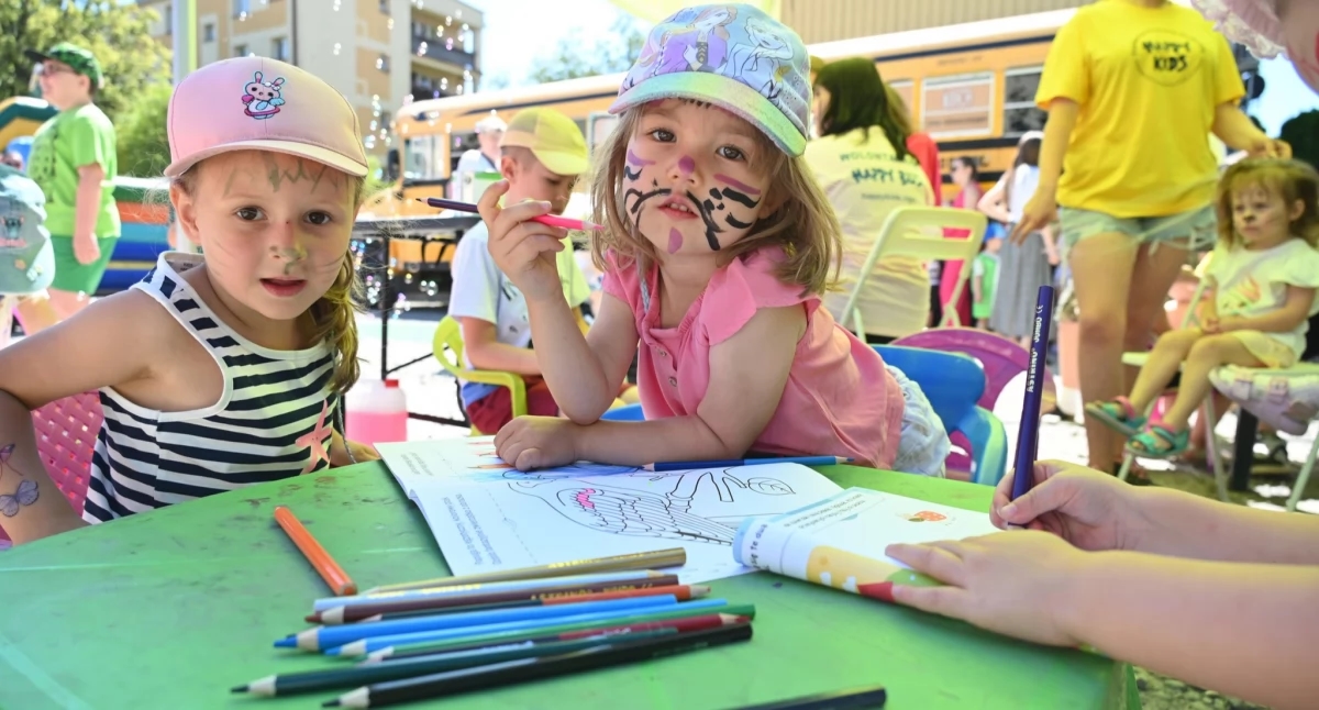 Three days of fun with the "Happy Bus" [PHOTOS]