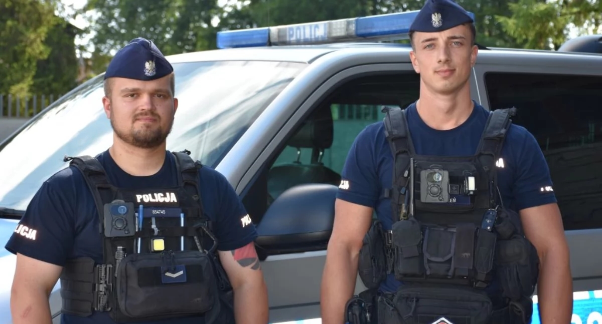 6-miesięczne niemowlę spadło z przewijaka. Ojciec dziecka o pomoc poprosił policjantów. Nie wahali się ani chwili [WIDEO]
