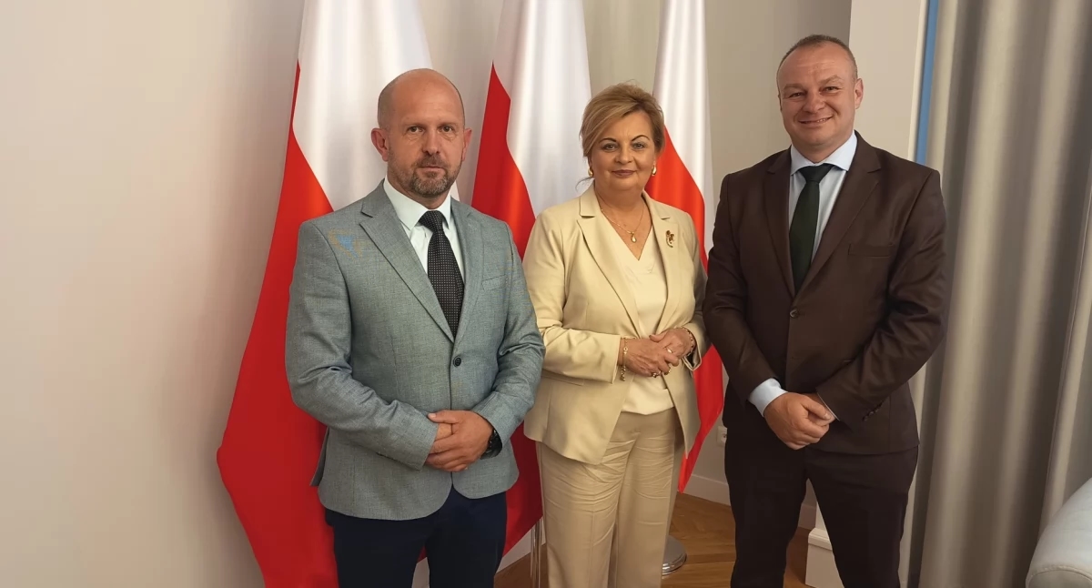 El condado de Przemyśl forma parte de la Asociación de Municipios de la Fortaleza de Przemyśl.