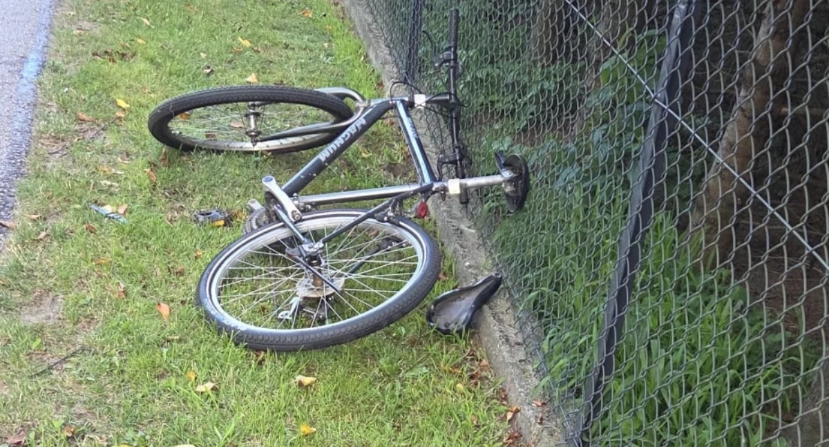 Un motociclista ebrio atropelló a un ciclista
