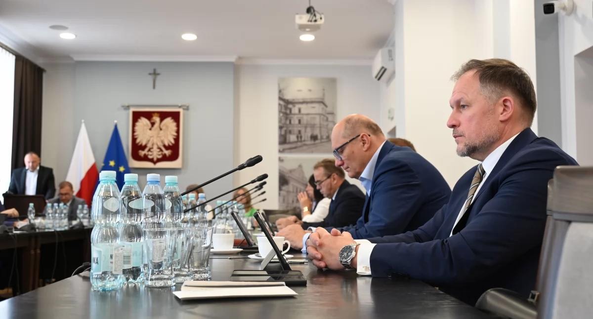 Meer dan 15 miljoen PLN voor wegen en straten. Raadsleden beslissen over belangrijke investeringen.