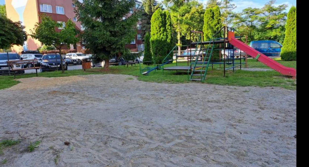 Sakin: "Oyun alanı plaj değildir! Güvenli bir yüzey yerine tonlarca kumumuz var [FOTOĞRAFLAR]"