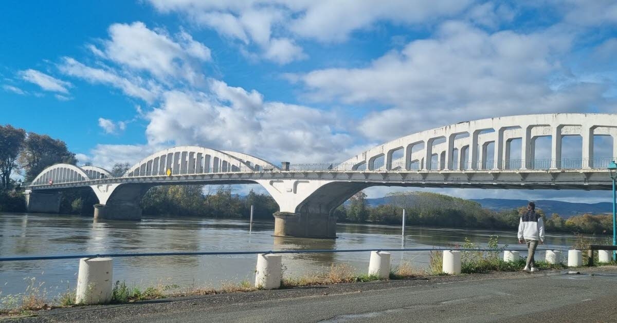 Thoissey. What if you immortalized the bridge for its 100th anniversary?