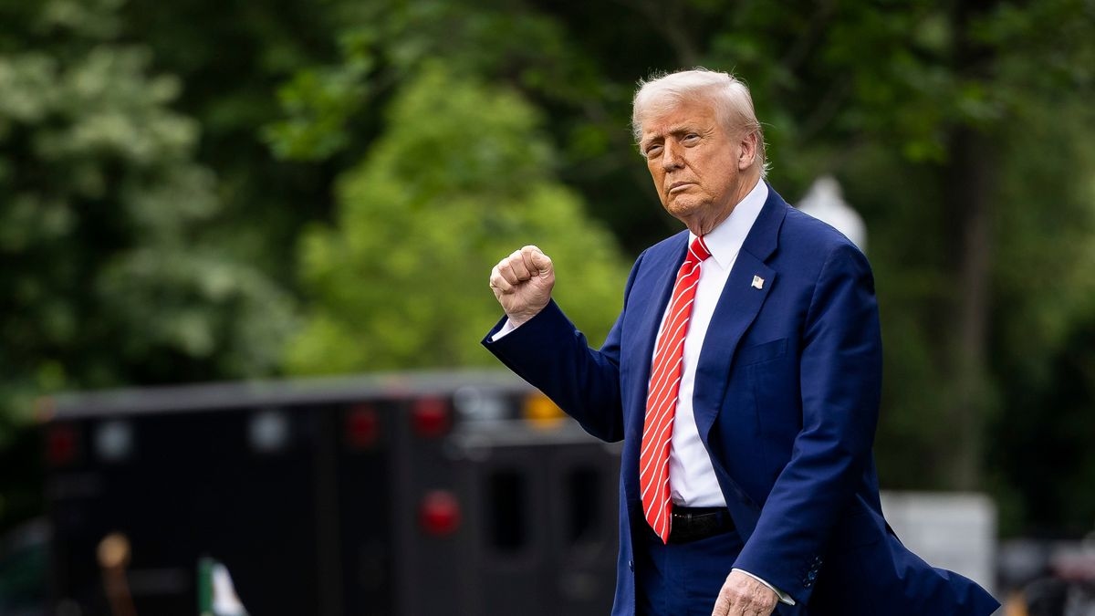 Ticaret anlaşmazlığı: Trump, Çin'e yüzde 100 gümrük vergisi uyguluyor