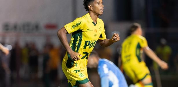 Vitor Roque marca con una chilena, pero Mirassol vence a Palmeiras y ayuda a Flamengo.