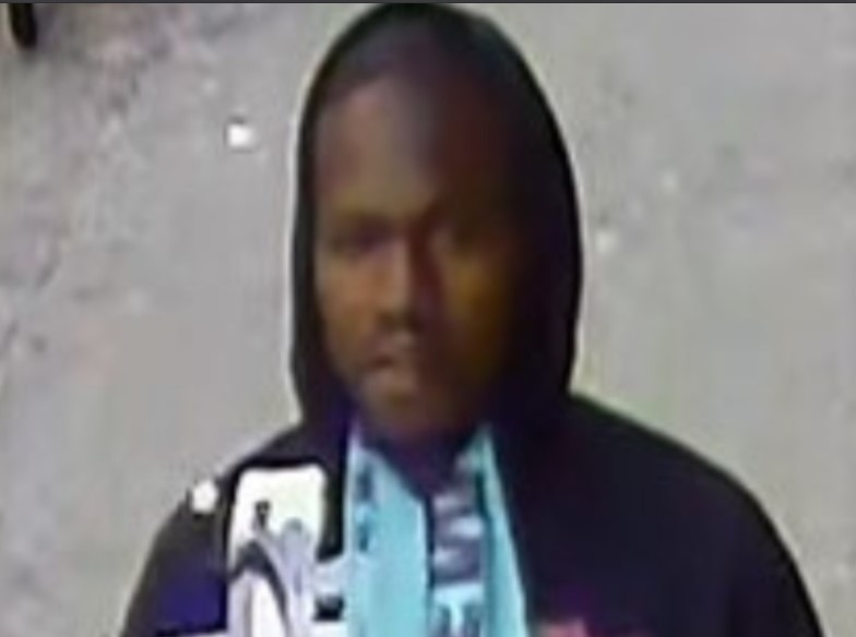 Il a crevé les pneus de voitures de police stationnées. La police de New York recherche un hooligan de Brooklyn.