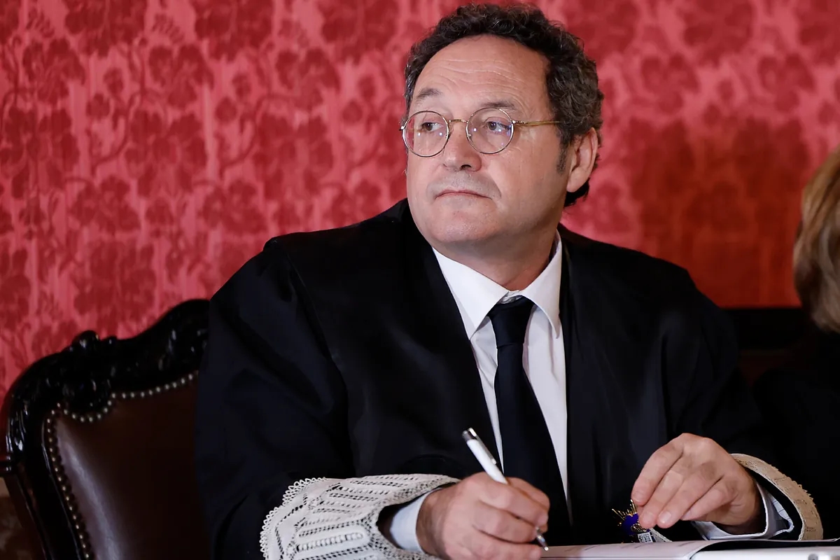 Prokurator generalny ubrany w togę na ławie oskarżonych zachowuje się niegodnie.