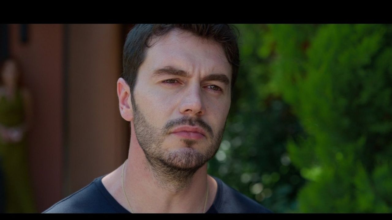 ¿Quién es İsmail Ege Şaşmaz, quien aparece en la serie de televisión Onbeşliler? ¿Cuántos años tiene, de dónde es y en qué series ha participado?