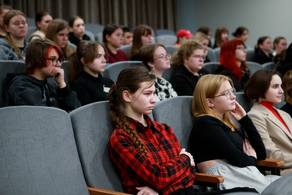 Acil servis personeli, Novgorod'daki öğrencilere hızlandırılmış bir kursta hayallerini bir saniyede kaybetmemenin yollarını öğretti.