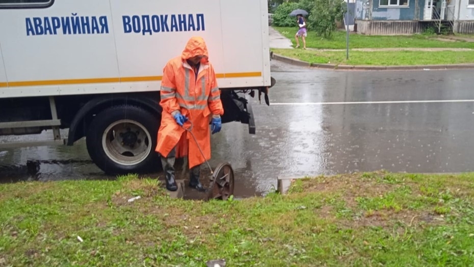 Novgorod Vodokanal está reparando dos fugas en diferentes partes de la ciudad.