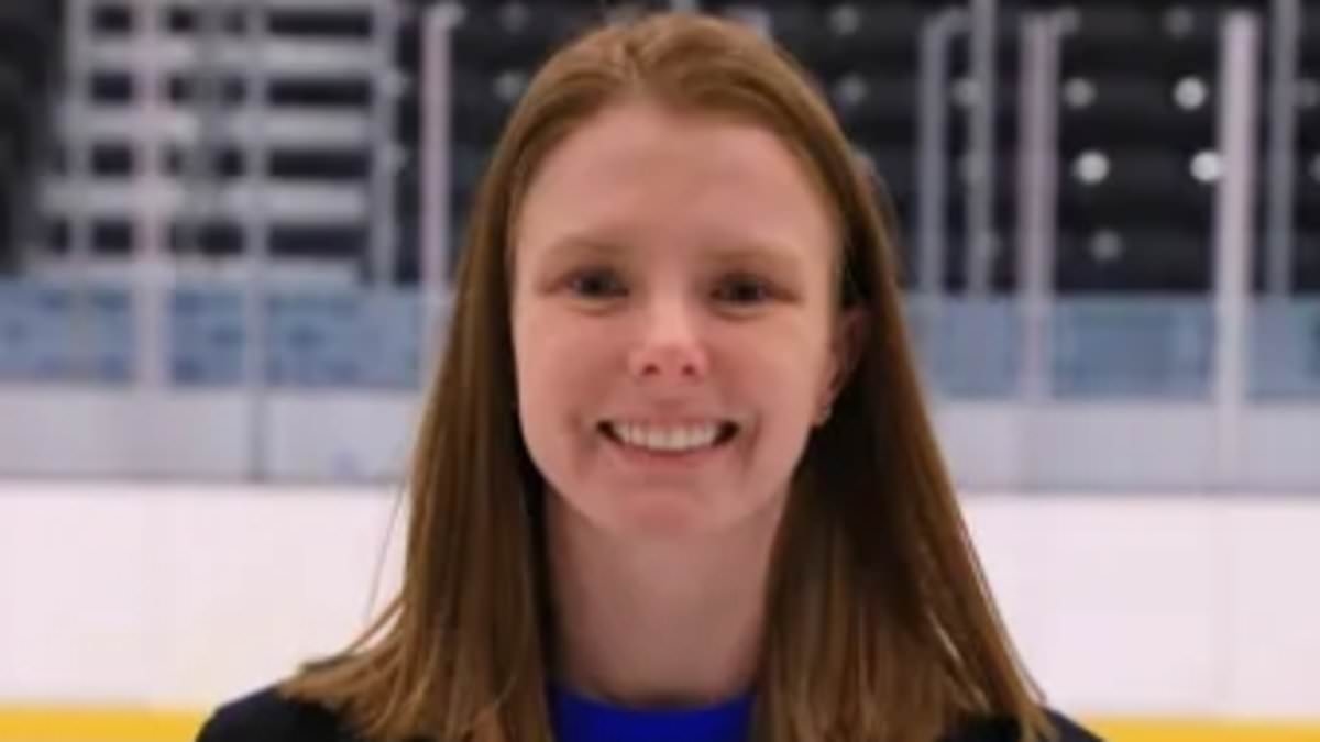 Un entraîneur de hockey est congédié pour avoir posé avec un homme déguisé en nazi lors d'une fête d'Halloween, ce qui a provoqué la colère.