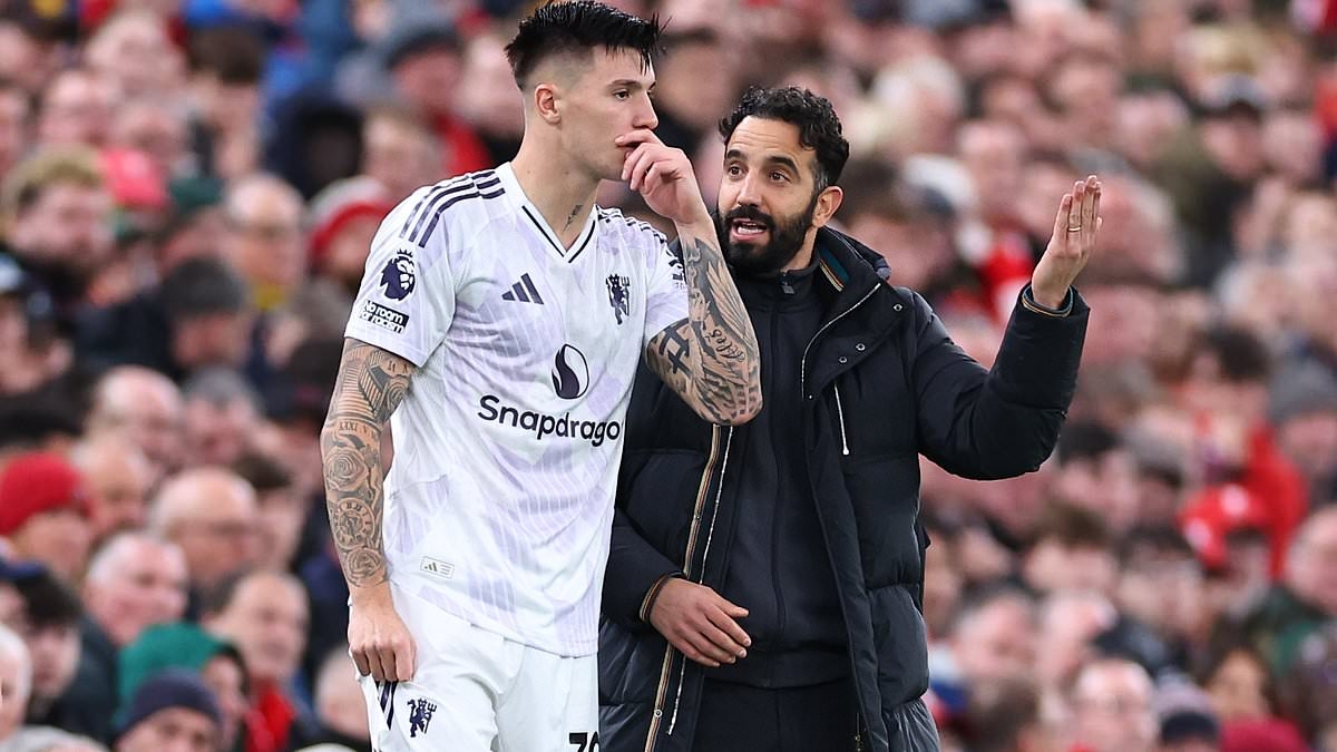 Ruben Amorim, Benjamin Sesko'yu 'kontrol manyağı' olarak nitelendirdi ve Manchester United'da uyum sağlamakta 'zorlandığını' kabul ederken, Gary Neville'in 73 milyon sterlinlik transferi 'çok uçuk' olarak nitelendirmesinin ardından forvete acımasızca d...