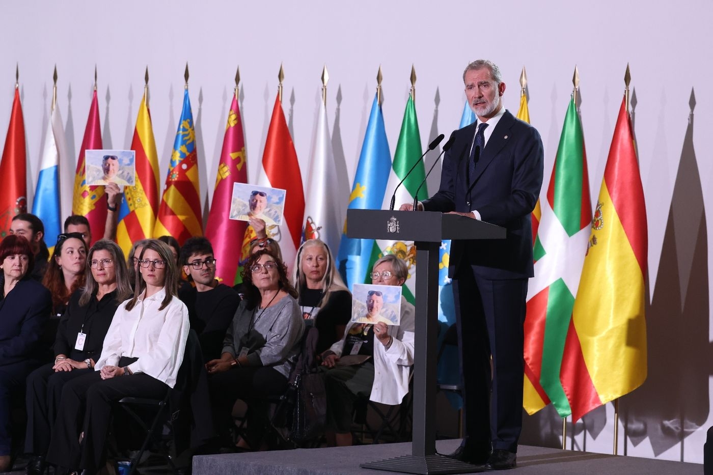 Hiszpania: Rok później, pełne napięcia oddanie hołdu ofiarom powodzi