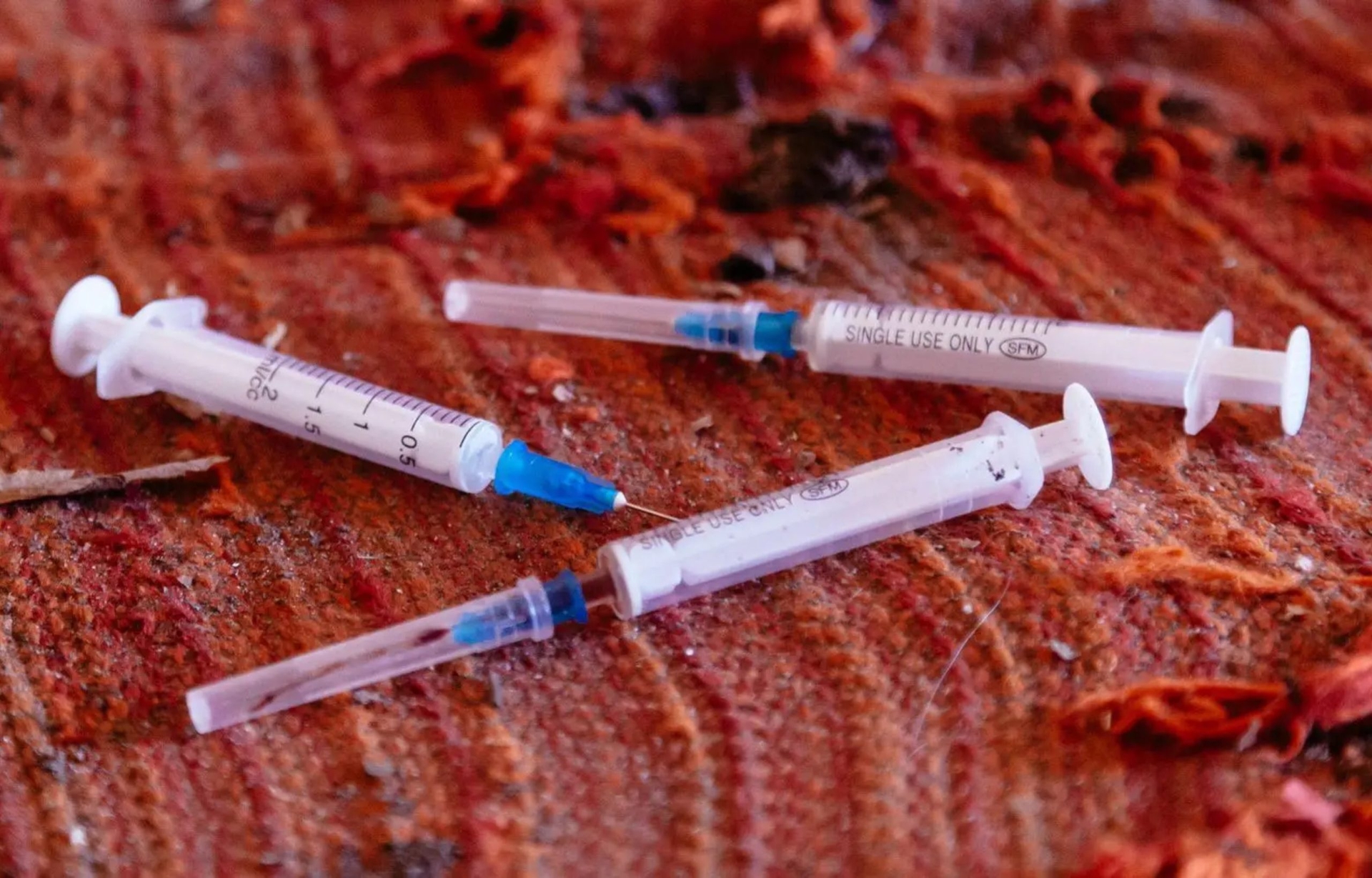 Mettono in guardia dal pericolo del "bluetoothing", la pratica di condividere il sangue tra persone sotto l'effetto di droghe.