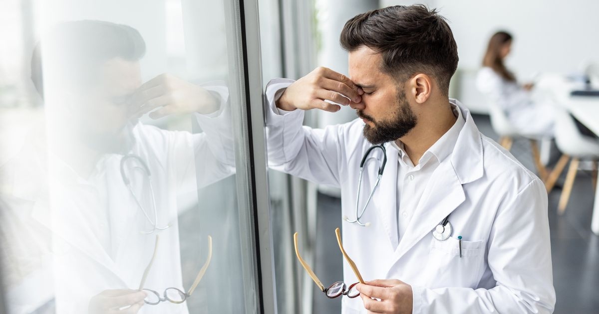 La crisis del NHS es una "auténtica pesadilla", con suficientes vacantes como para llenar 66 hospitales.