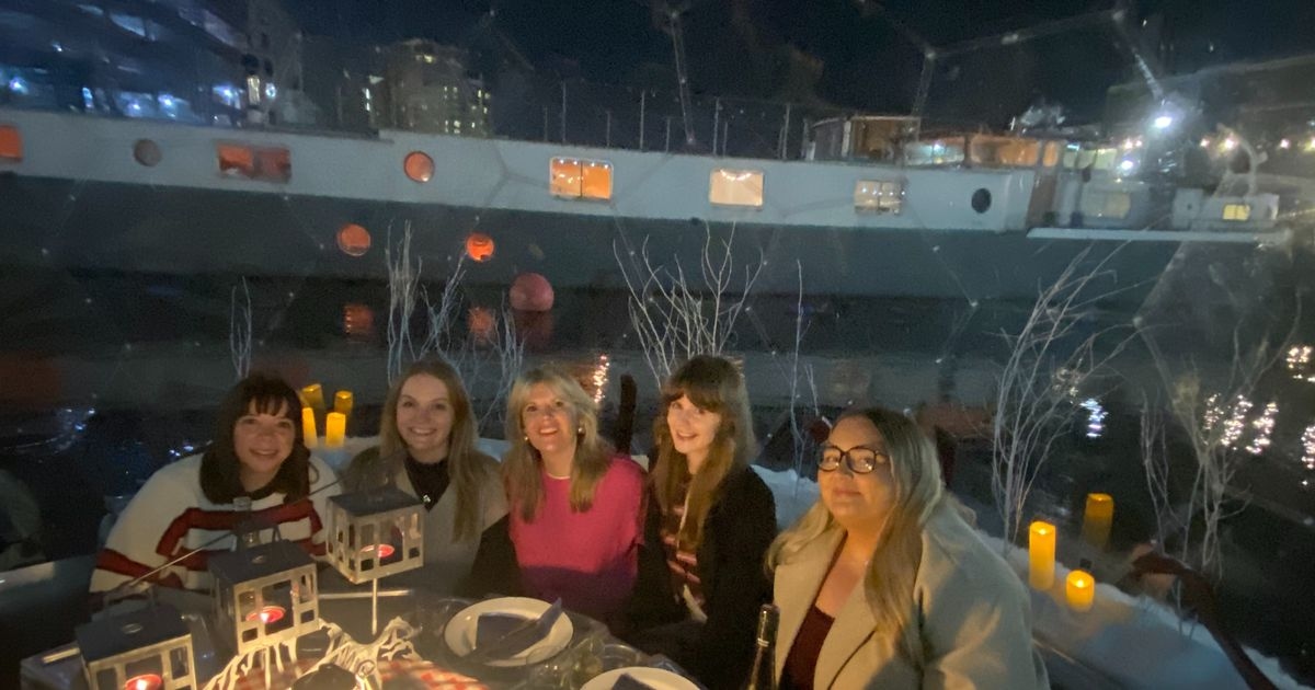 Yüzen igloda peynir fondü ve şarap eşliğinde keyifli bir Noel gecesi