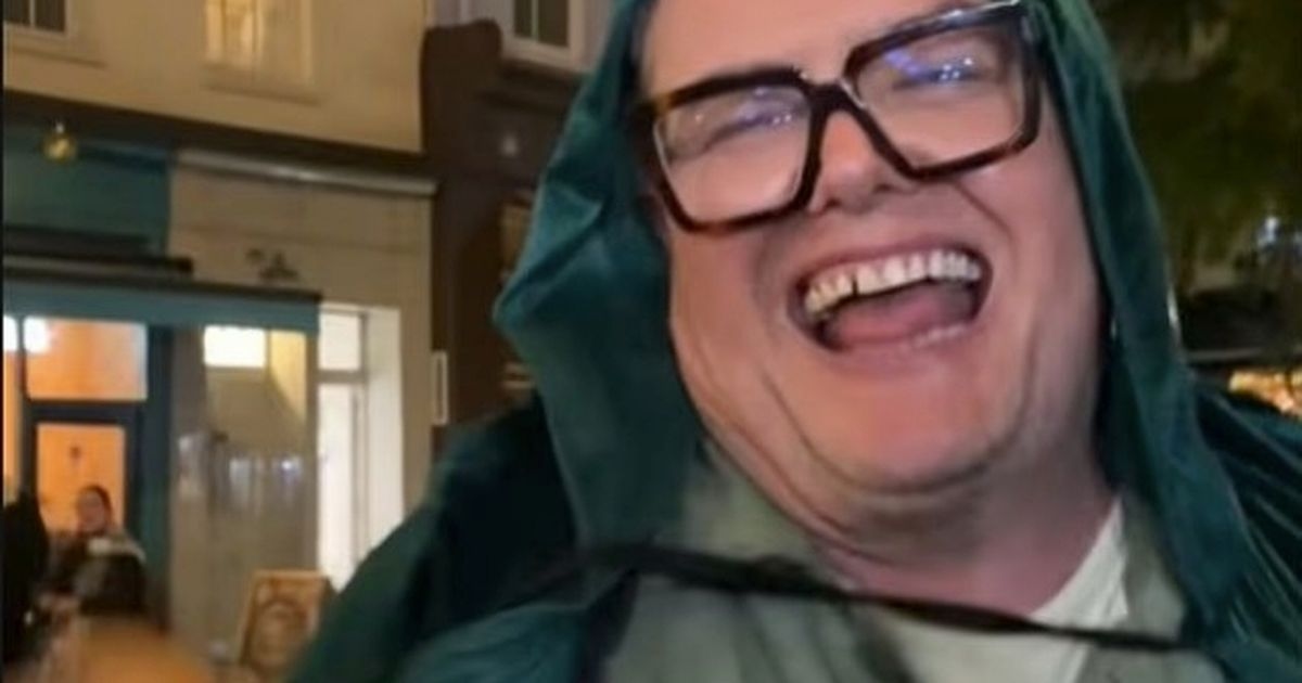 Alan Carr è stato avvistato mentre correva per strada con il mantello dei Celebrity Traitors e brandendo una lanterna