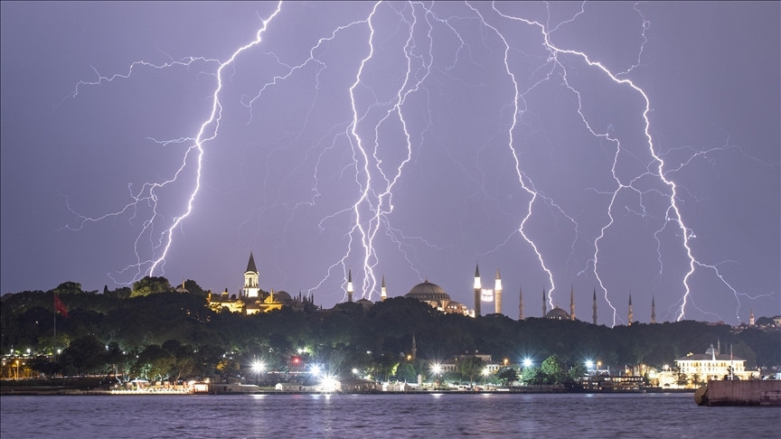 Un rayo iluminó la noche en Estambul