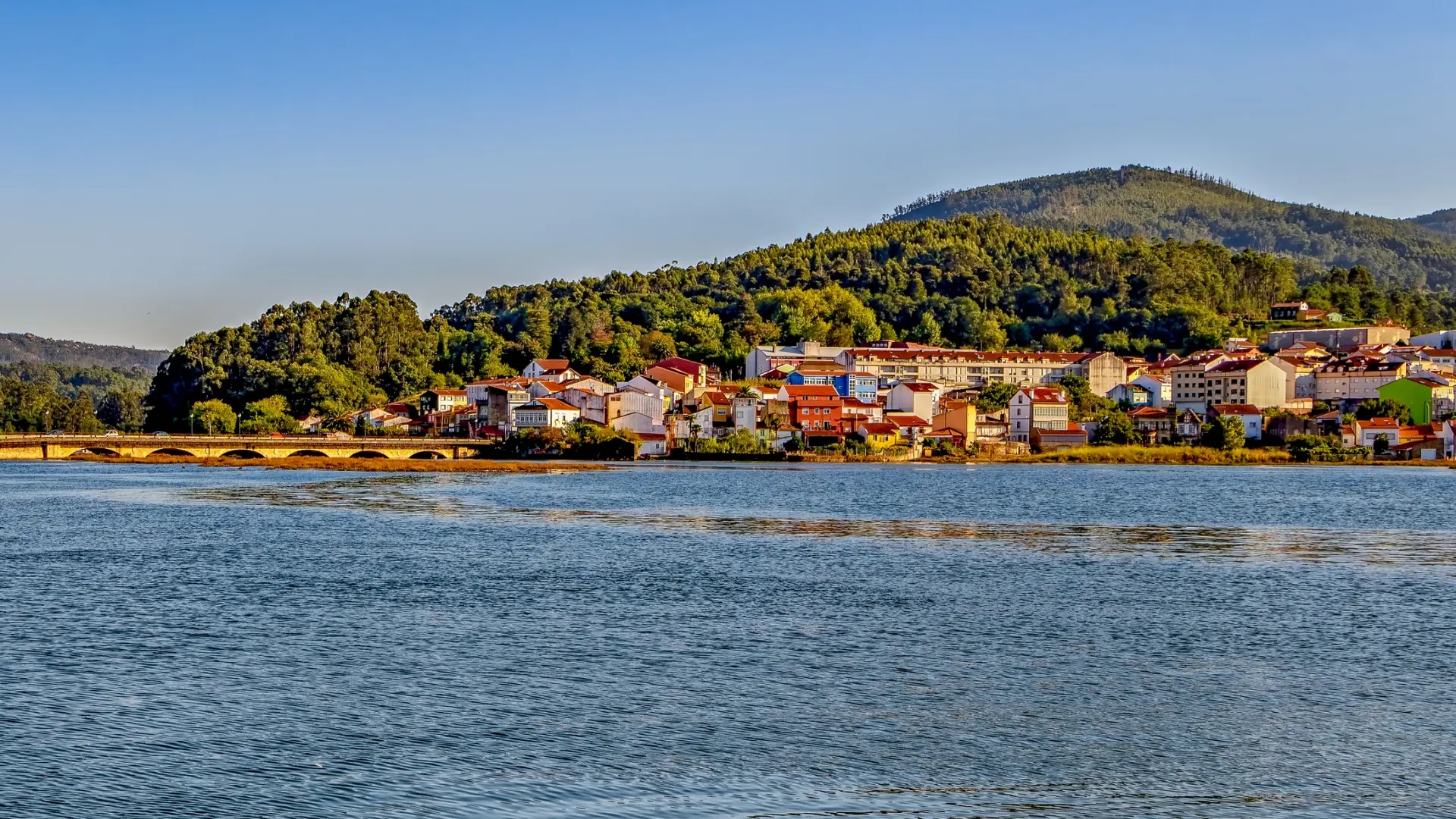 Das gotische Fischerdorf in den Rías Baixas beherbergt eines der interessantesten mittelalterlichen Museen