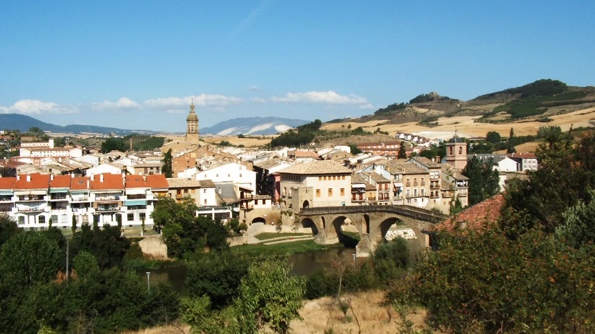 The medieval village in the heart of Navarre, through which the Camino de Santiago passes, and with a thousand-year-old bridge