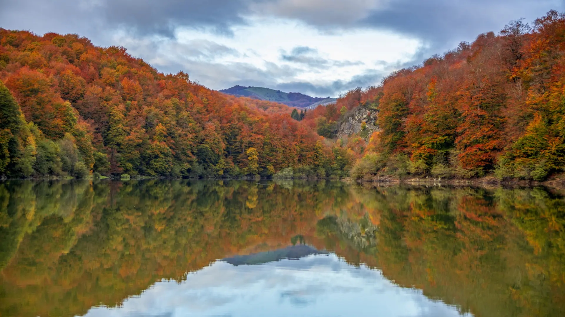 De beste bestemmingen in Spanje om in de herfst te bezoeken en de activiteiten die je kunt doen om ze te ontdekken.
