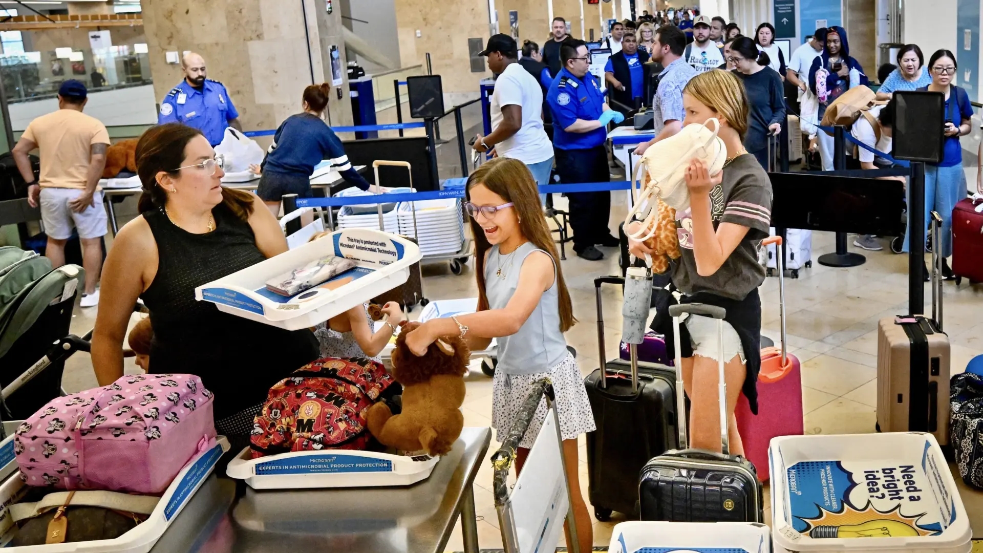 Une règle peu connue concernant votre téléphone portable dans les aéroports : il peut vous être confisqué avant l’embarquement.