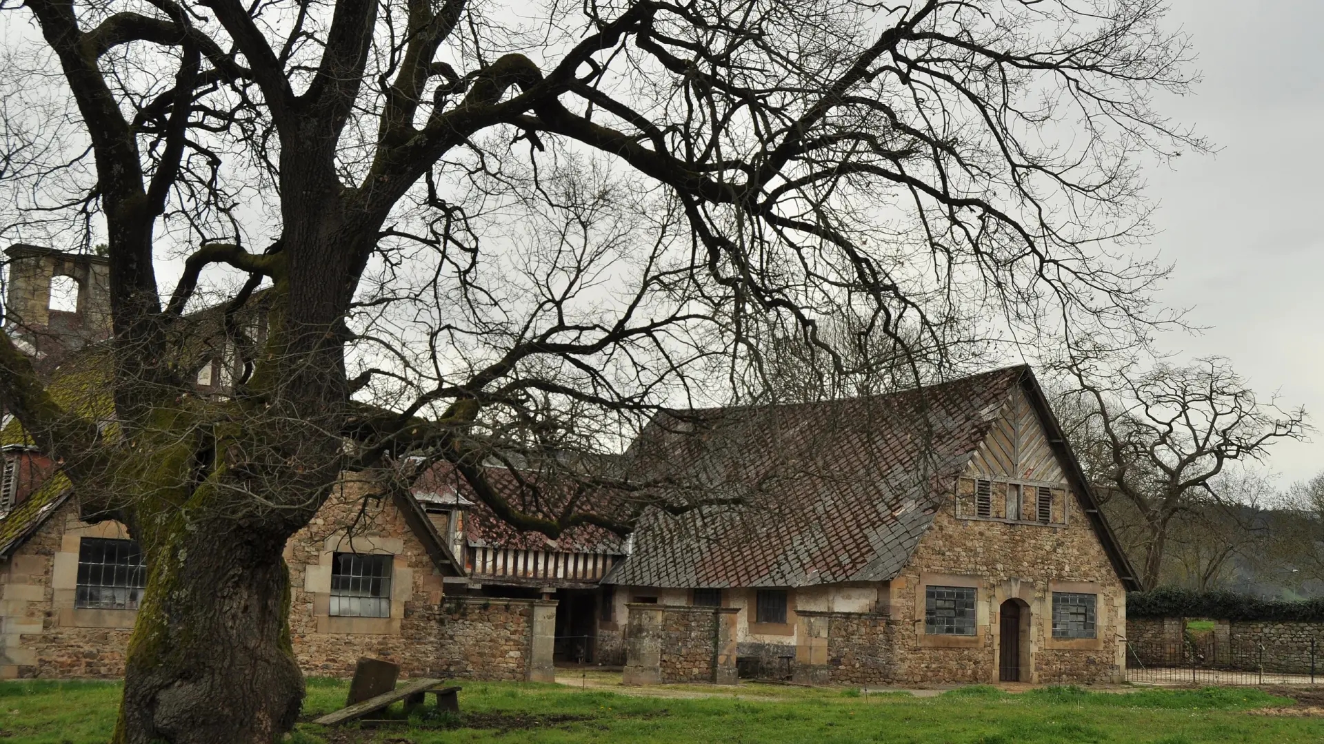 Małe miasteczko w Kantabrii z pałacem z XIX wieku, do którego Tom Cruise przyleciał helikopterem z Nicole Kidman