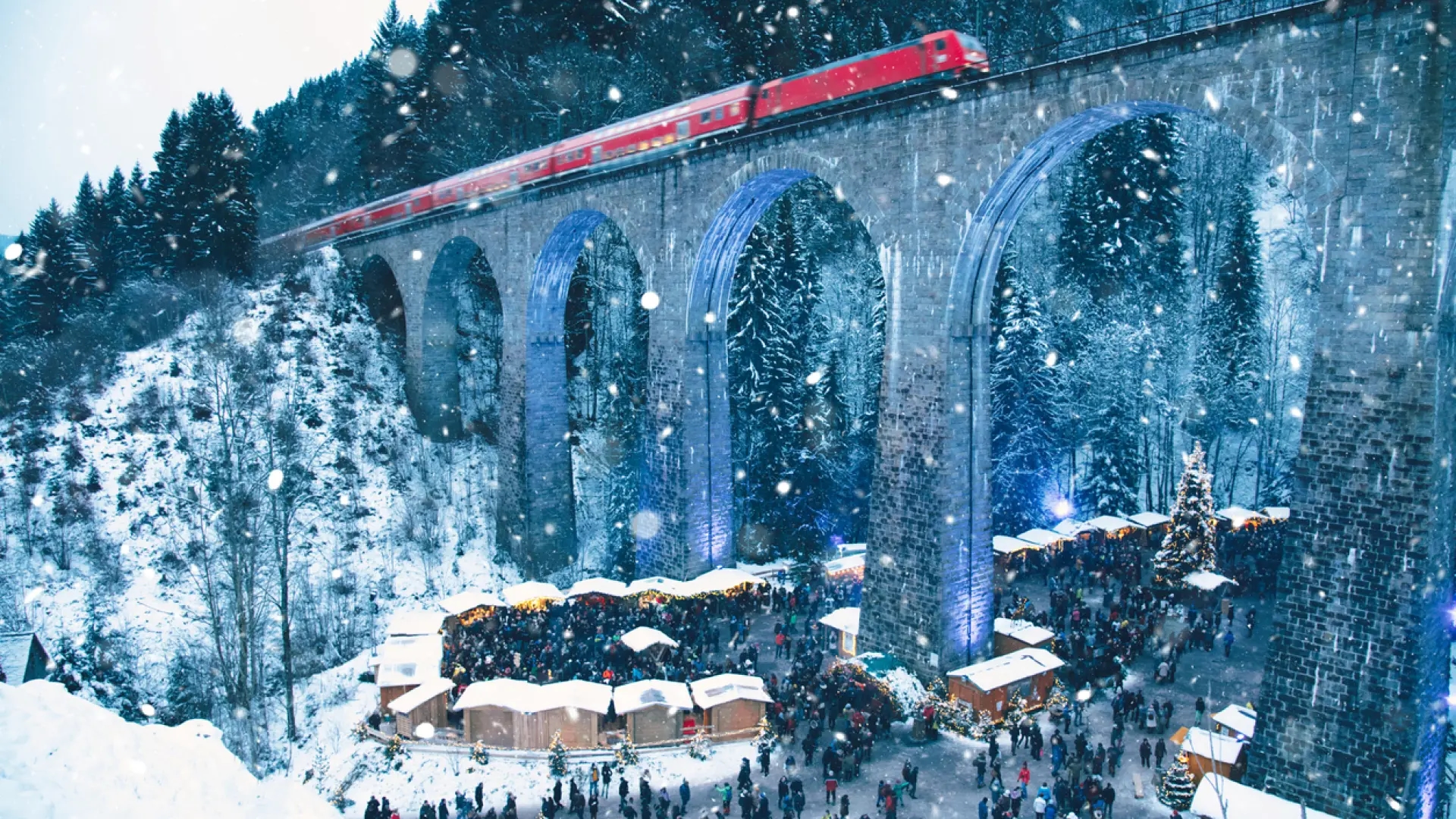 De spectaculaire kerstmarkt in het hart van het Zwarte Woud, opgezet onder een viaduct