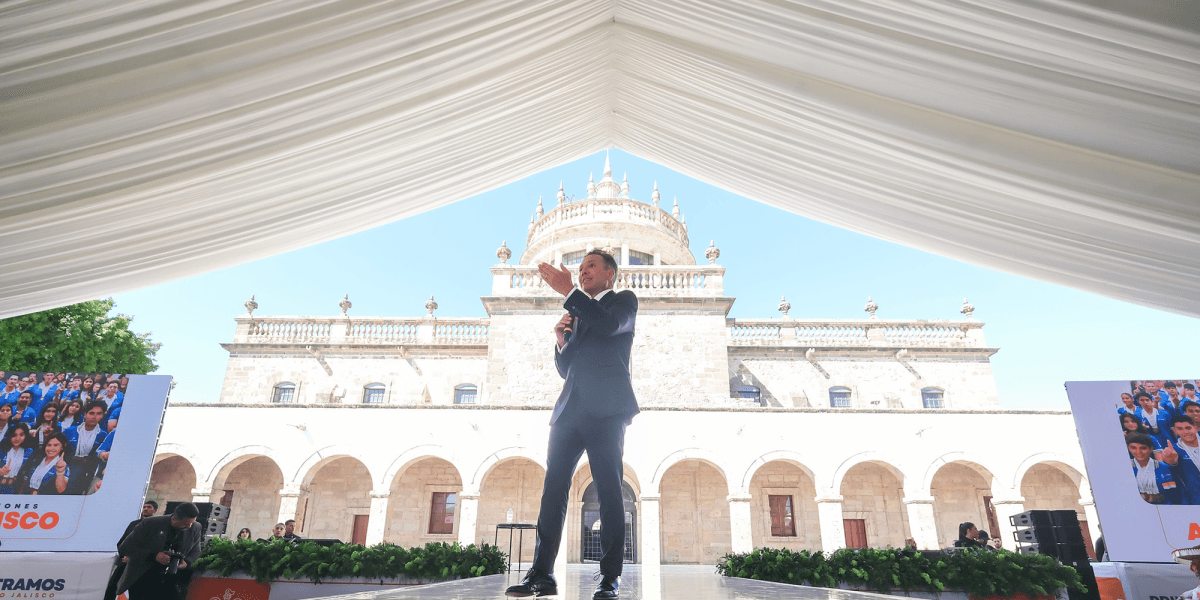 Gouverneur Pablo Lemus Navarro legt einen Bericht über seine Aktivitäten ein Jahr nach Beginn seiner Arbeit im Stil von Jalisco vor.