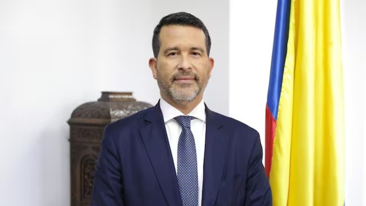 Dian continuerà a ricoprire il ruolo di direttore ad interim; dopo nove mesi, il direttore facente funzioni lascerà il ruolo.