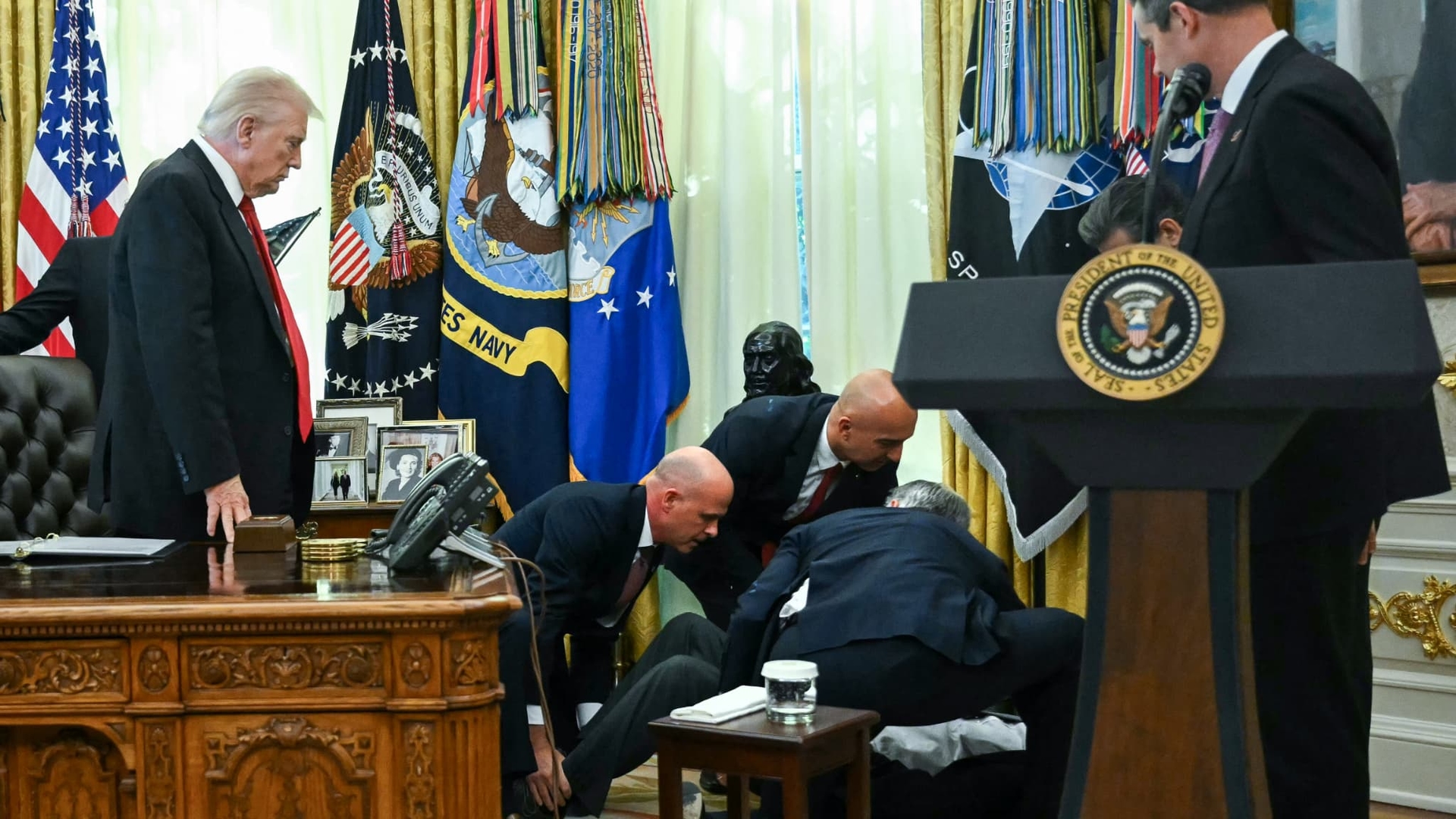 Представитель фармацевтической компании потерял сознание в присутствии Дональда Трампа в Овальном кабинете