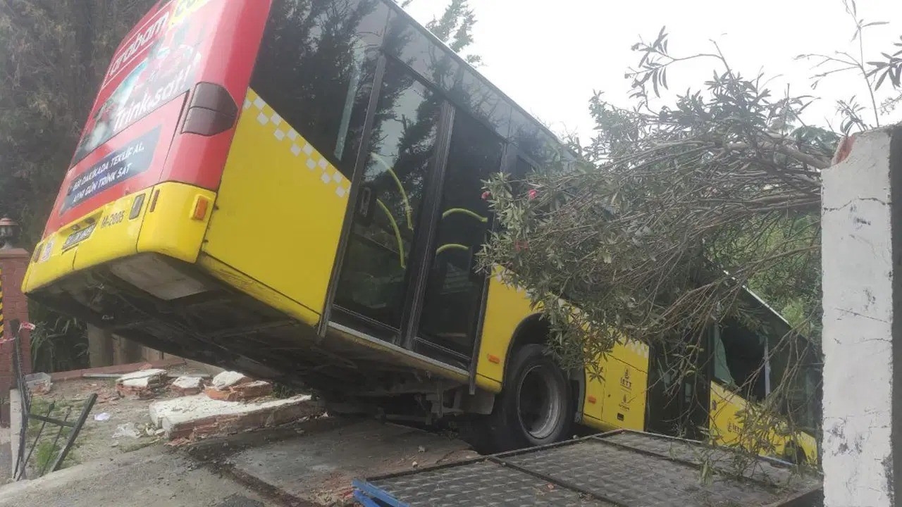 Przerażający wypadek w Üsküdar! Autobus IETT, którego hamulce zawiodły, wisiał na ścianie.
