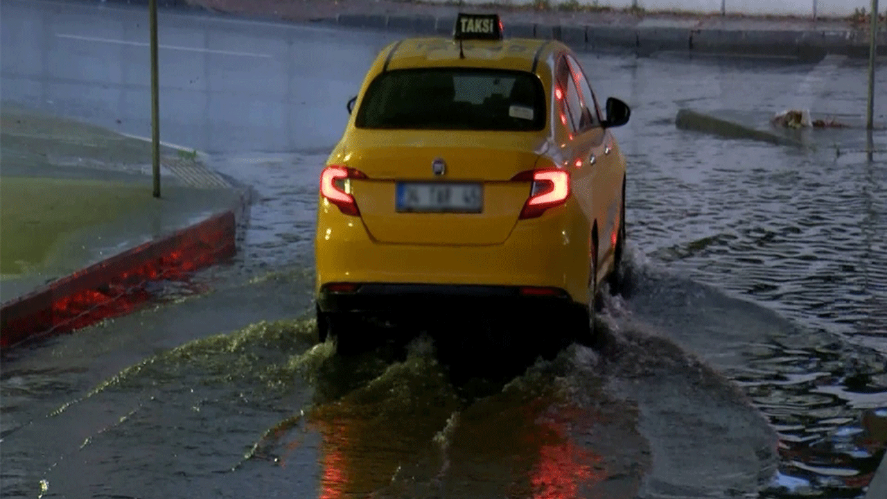 Heavy rain turned the underpass in Bakırköy into a lake