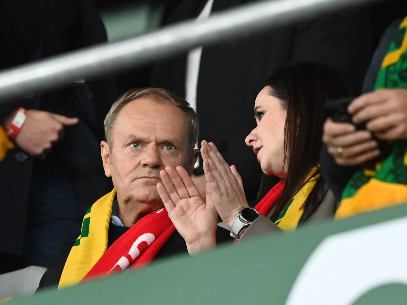 Foi assim que a torcida tratou Tusk na partida da seleção polonesa. O PiS ficou encantado.