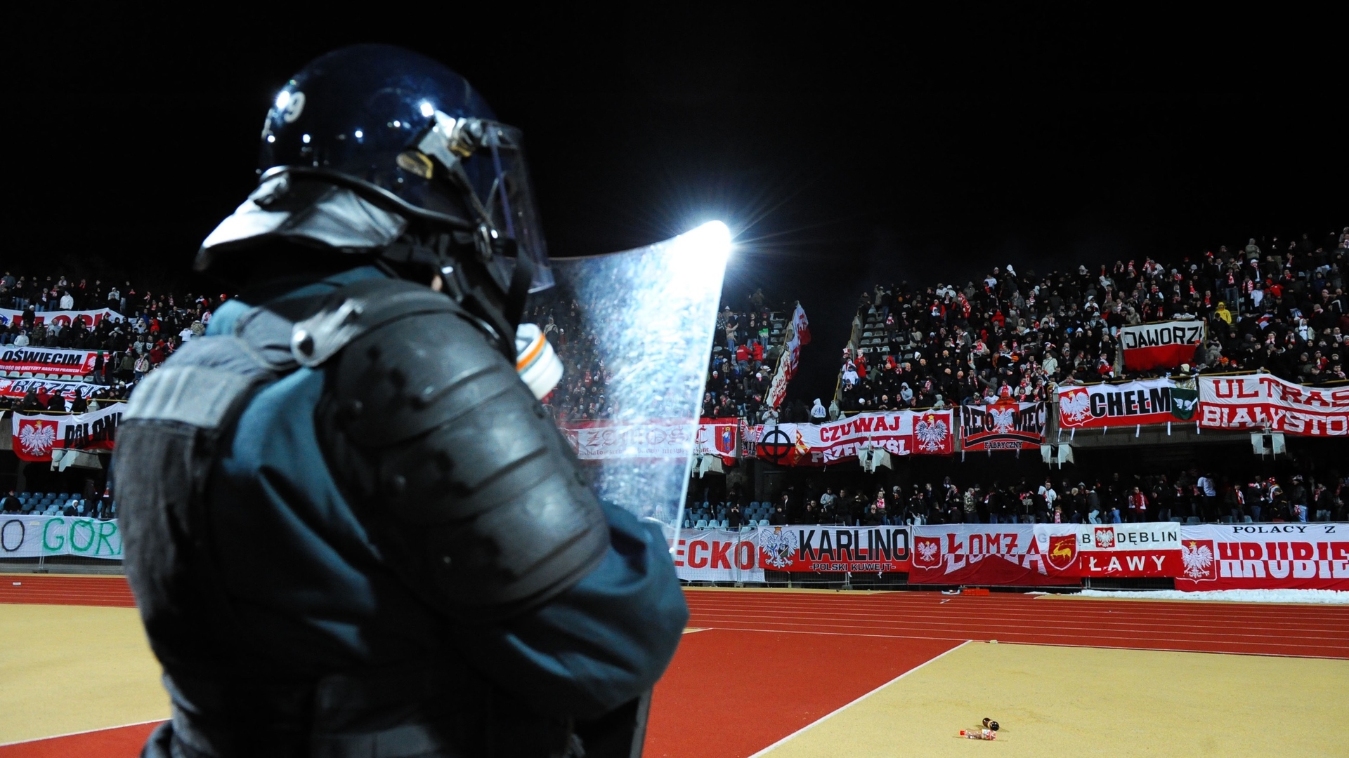 Poolse fans hebben Kaunas overgenomen. Litouwers zijn bang voor de Polen.