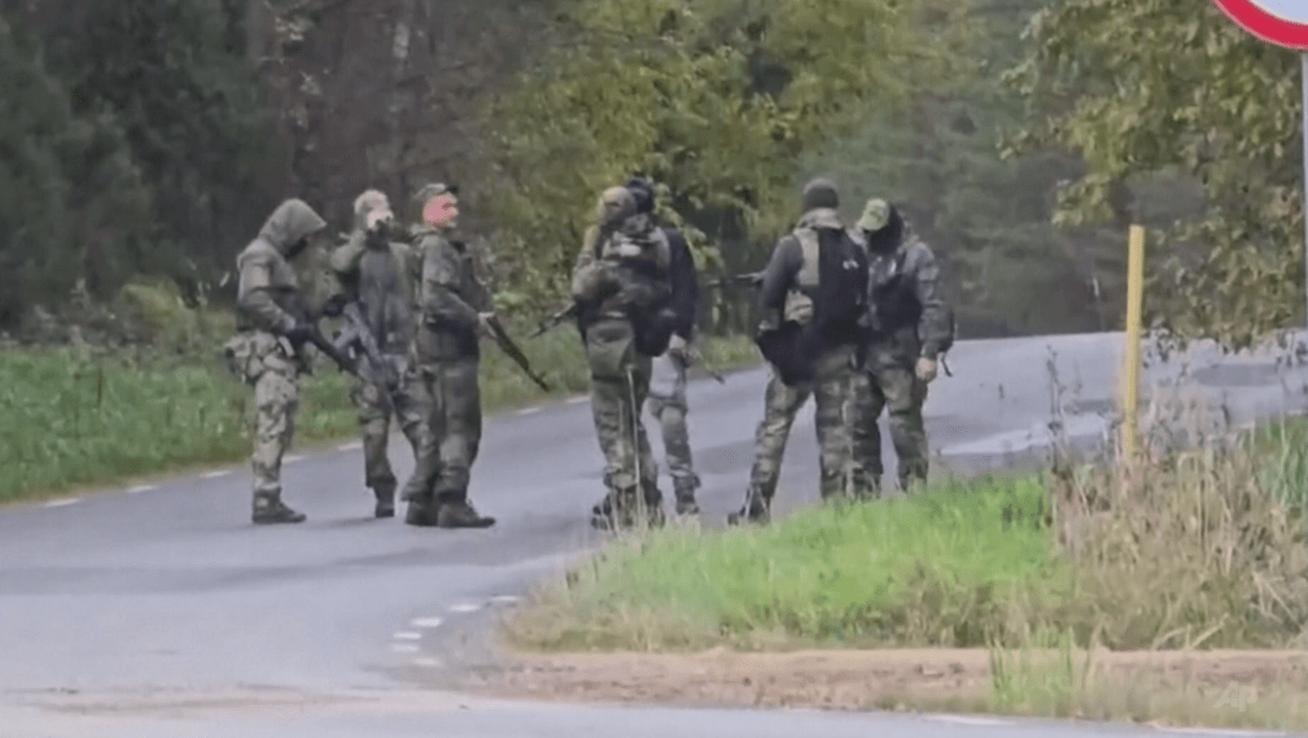 Des Russes armés à la frontière estonienne. Ce sont des « petits hommes verts ».