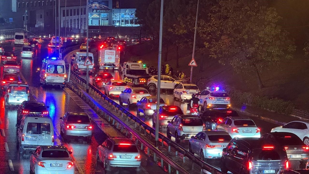 A car went out of control and crashed into a lamppost in Küçükçekmece.