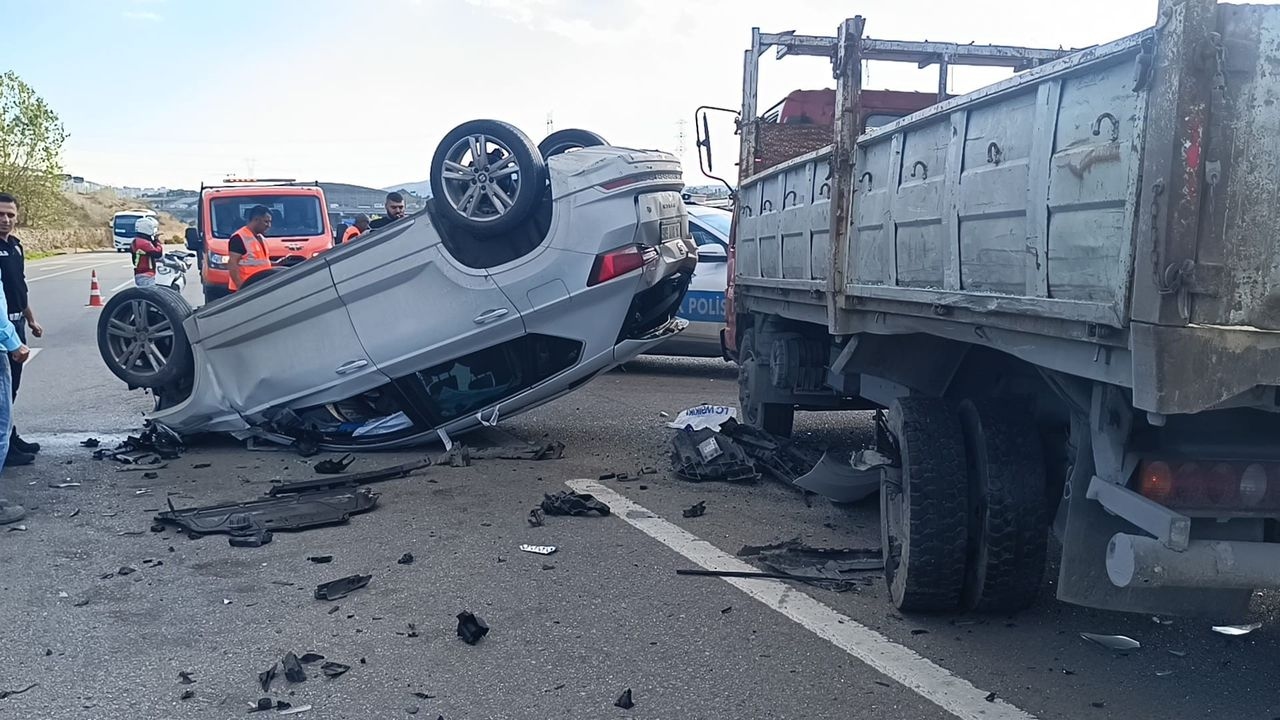 Un véhicule percute un camion et se renverse : 2 blessés