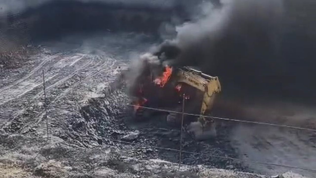In Arnavutköy ging eine Baumaschine in Flammen auf.