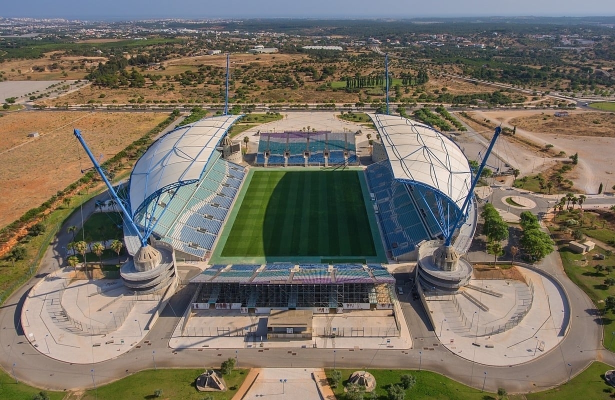Lusitânia de Lourosa regrets the "undignified" transfer of the game to Estádio Algarve.