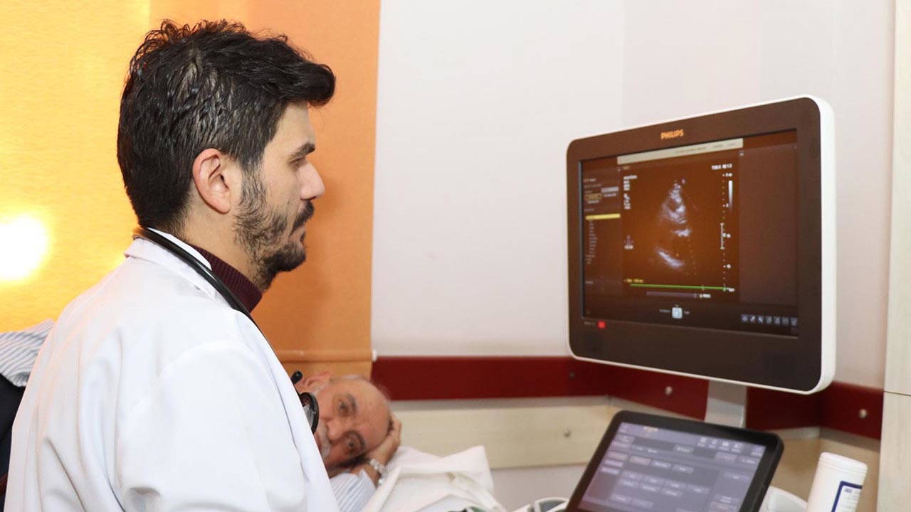 У доставленного в отделение неотложной помощи пациента из перикарда извлечено 1 литр жидкости.