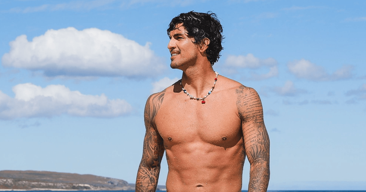 Новая девушка Габриэля Медины демонстрирует свою сумочку стоимостью в миллион долларов после поцелуя с серфером