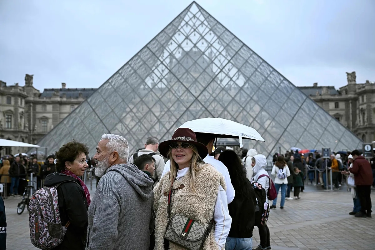 El Museo del Louvre decide en el último momento permanecer cerrado este lunes tras el robo de las joyas y deja a decenas de turistas en la puerta